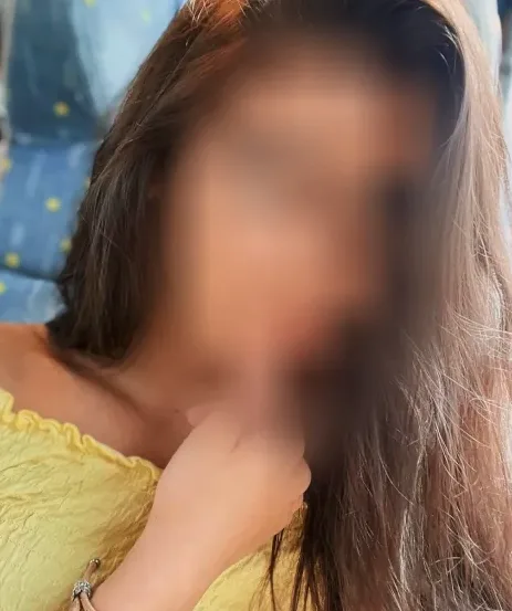 Danielle, 25