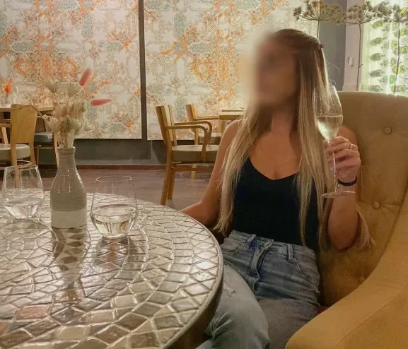 Kelly, 32