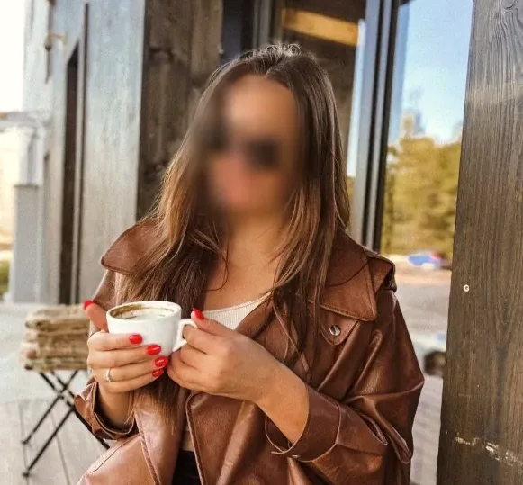 Nicola, 27